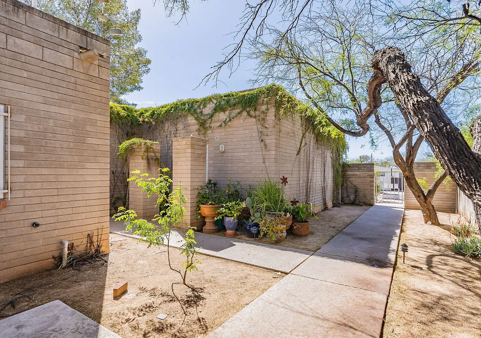 1735 E. 8th St. — Photo 1