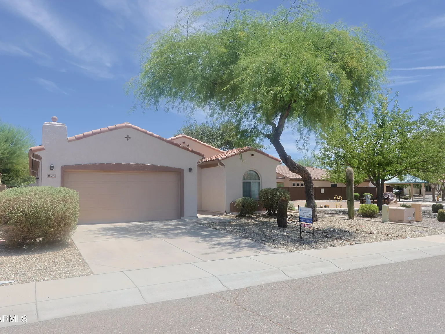 3 bed, 2.0 bath, 1813 sqft, $2,350 — Photo 2