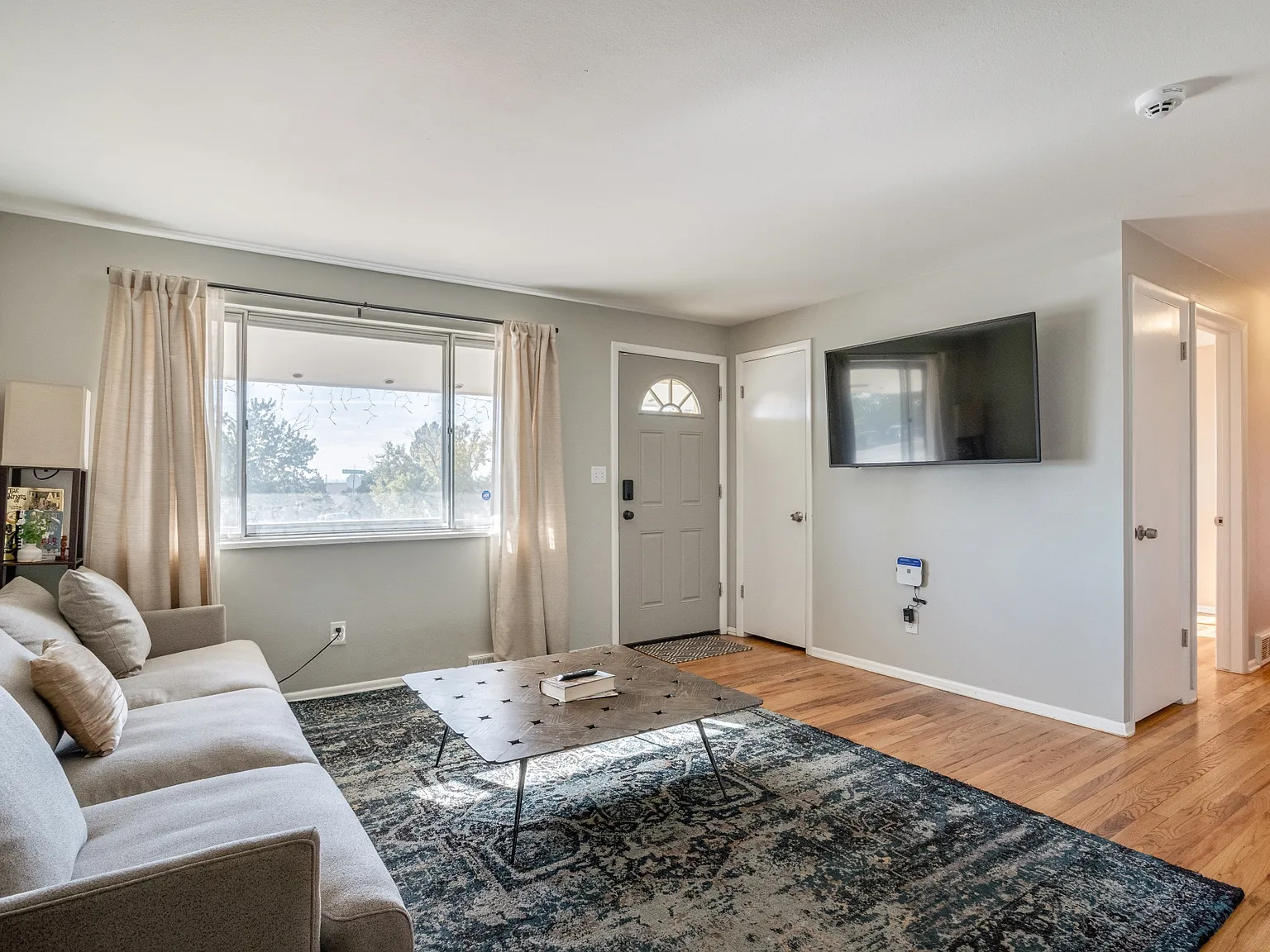 6 bed, $3,800 — Photo 1