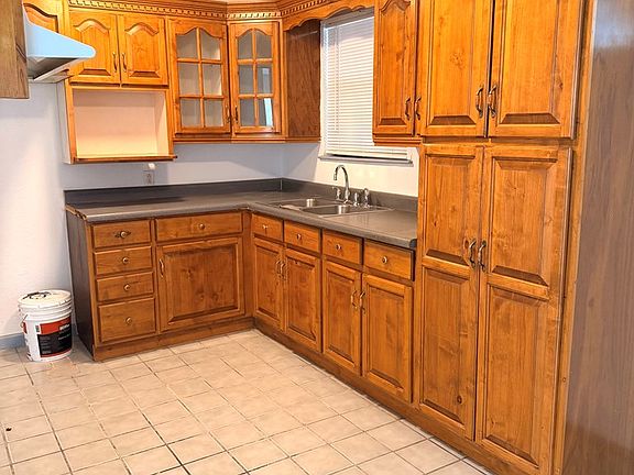 3rd image of 903 W 31st St