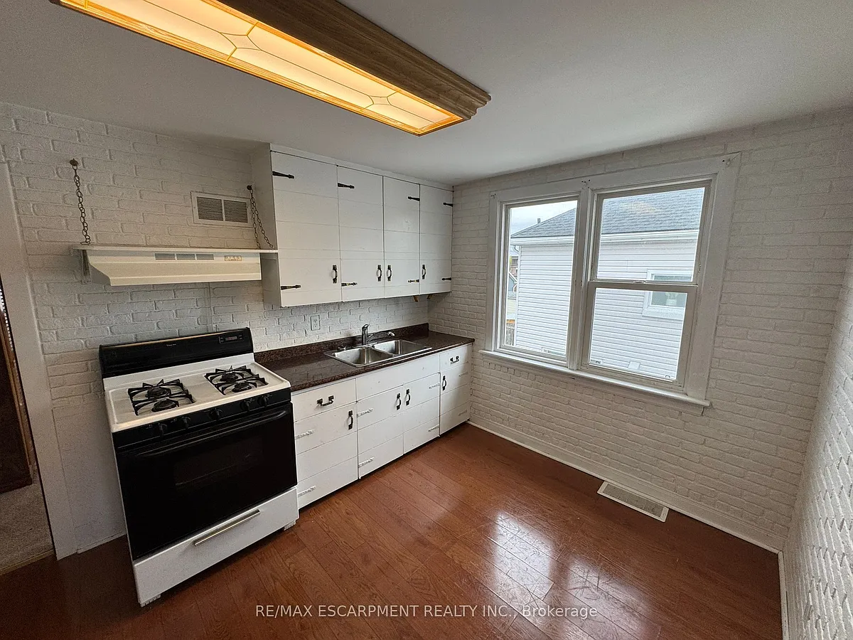 Building Photo - 17 Lyons Ave #3