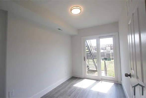 1729 E St NE — Photo 2