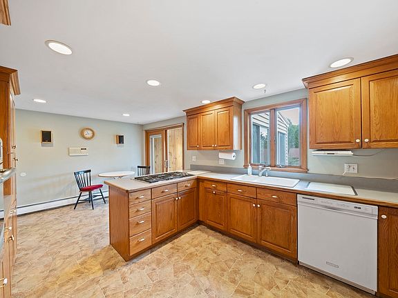 3rd image of 20 Bonney Ln