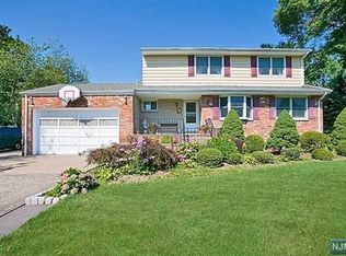 10 Oconnors Ln, Old Tappan, NJ 07675
