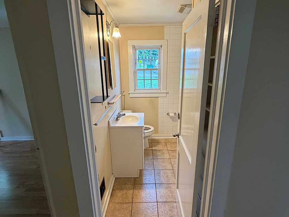 2nd image of 318 E Main St