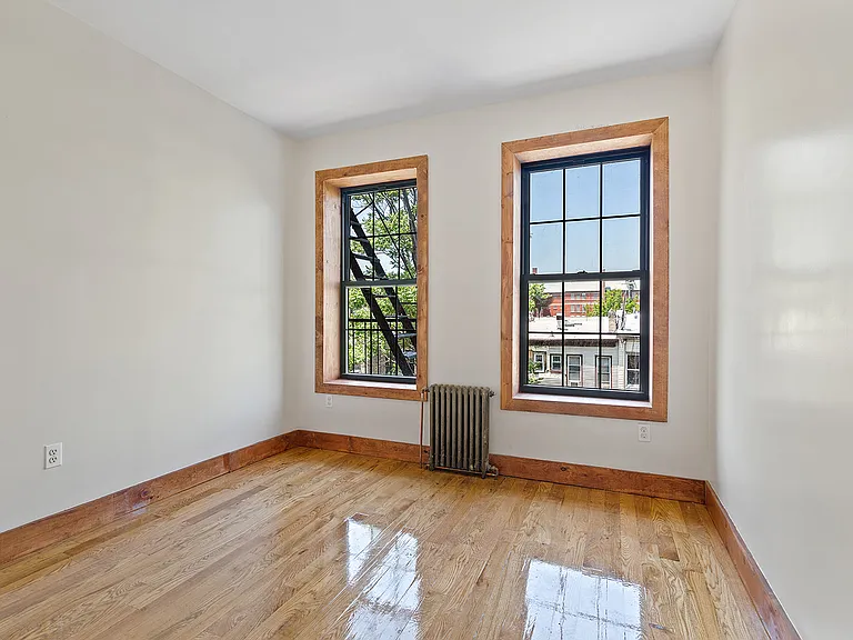 1567 De Kalb Ave #3R — Photo 1