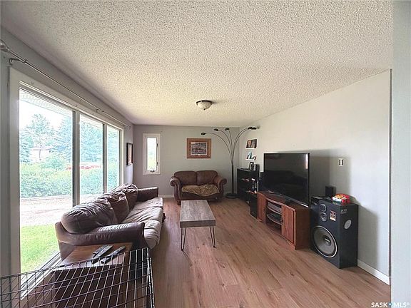 3rd image of 122 Dianne STREET