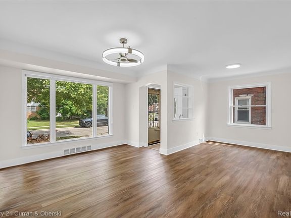 4th image of 4023 Seymour St