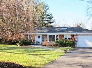 8 Library Ln, Brookhaven, NY 11719