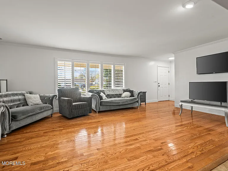 41 Poplar Ave — Photo 3