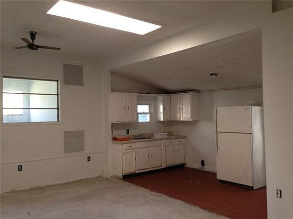 3rd image of 3303 Sarasota Ave