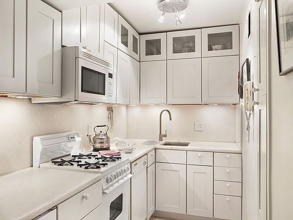 5th image of 220 E 67th St APT 1B
