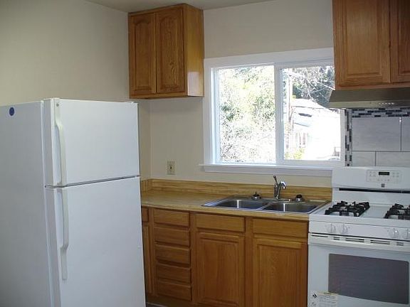 2nd image of 139 Pine St APT 1