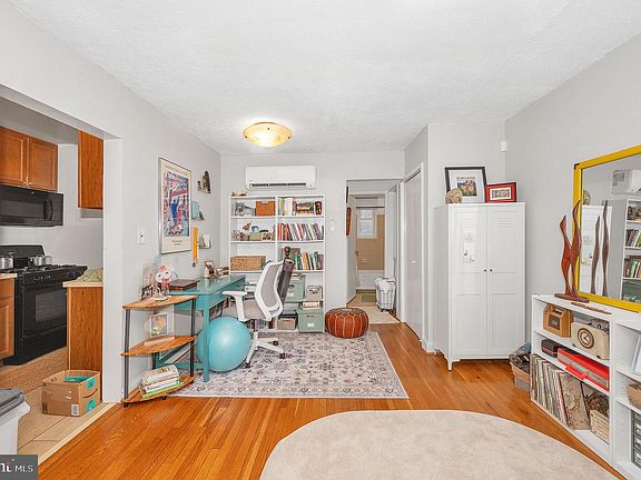 5th image of 109 Webster St NE
