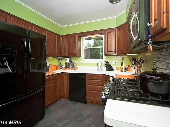 Decorator kitchen with granite and ss appliance