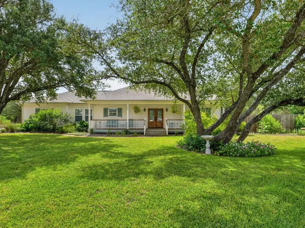 100 El Cid Dr, Rockport, TX 78382
