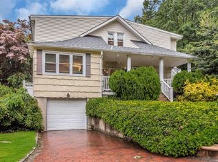 6 Woodland Ave, Glenwood Landing, NY 11547