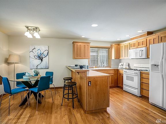 4th image of 12311B Roosevelt Way NE