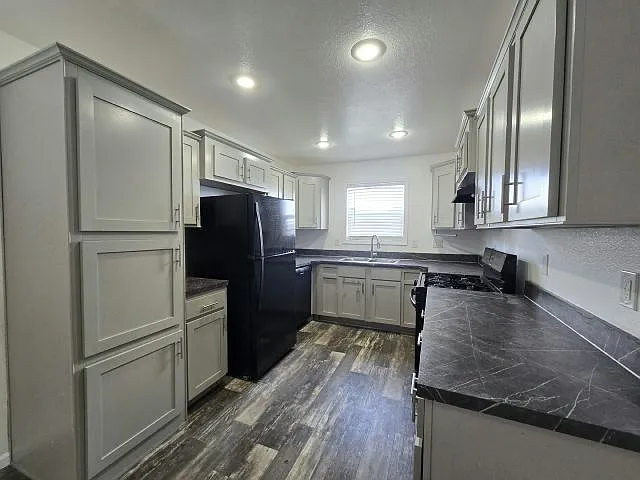 3 bed, 2.0 bath, 1120 sqft, $1,930 — Photo 2