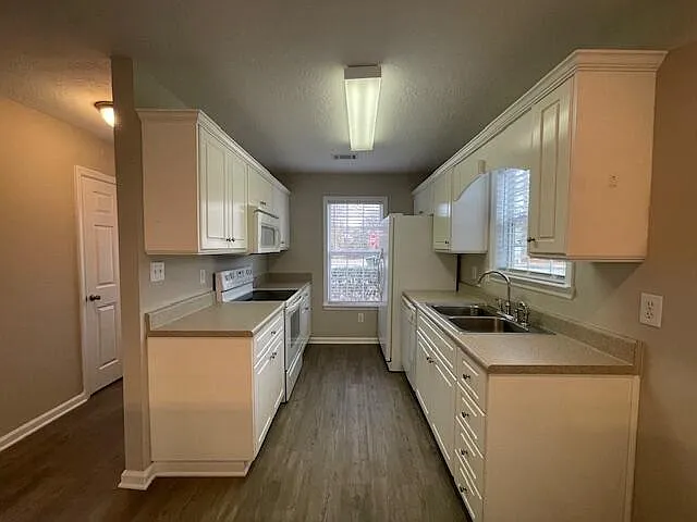102 Bennington Ln — Photo 8