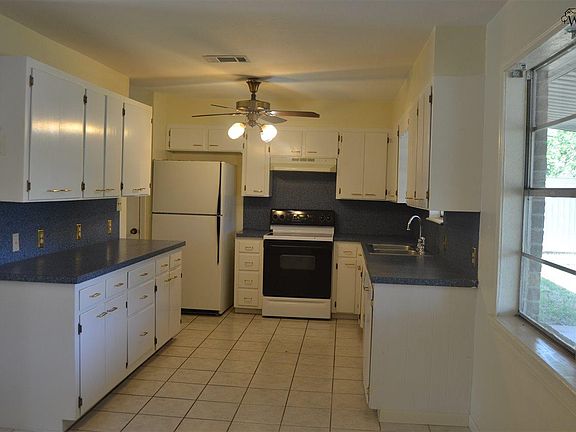5th image of 310 Mimosa St