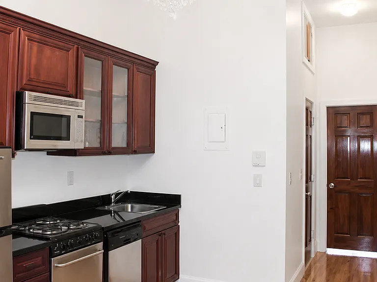 337 W 51st St #1C — Photo 4