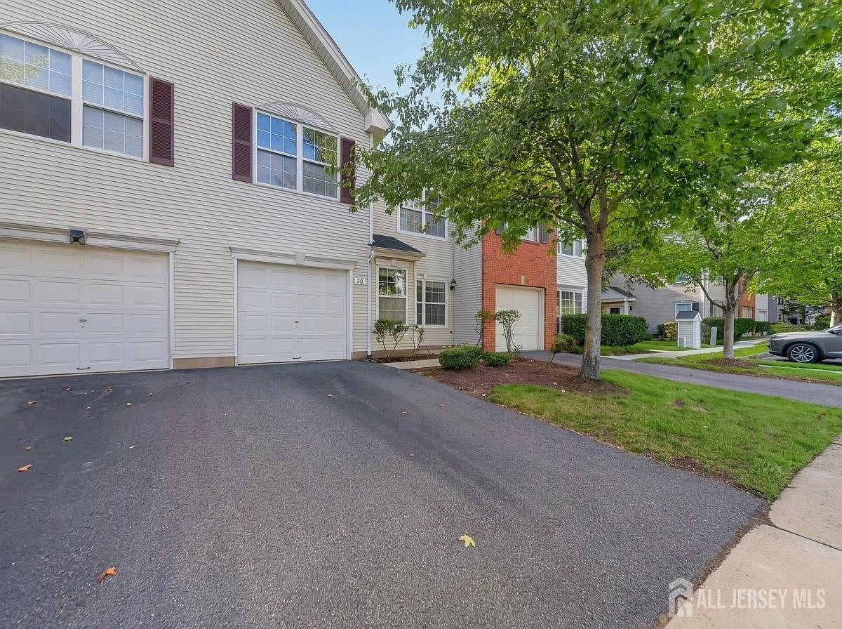 3 bed, 2.5 bath, 1914 sqft, $3,600 — Photo 2