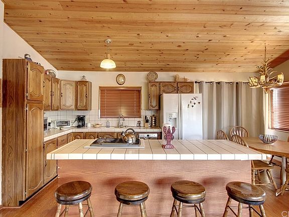 4th image of 40043 Hillcrest Dr