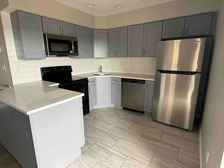 Newport Apartments — Photo 6