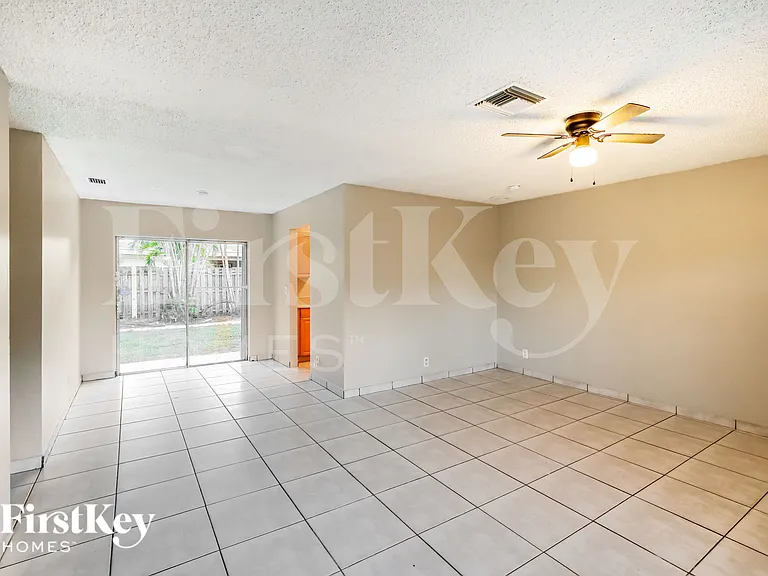 7820 SW 9th St — Photo 3