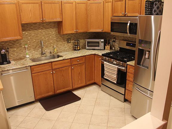 Kitchen (Granite Countertop & Stainless Steel appliances)