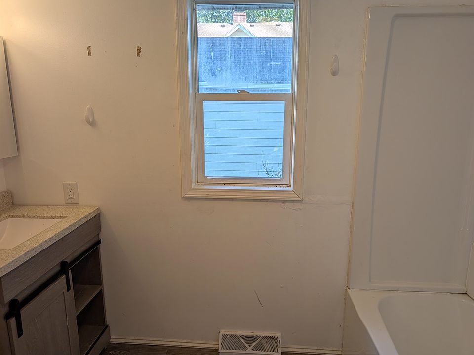 10th image of 503 E Mason St
