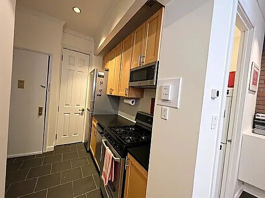 5th image of 212 E 29th St #2A