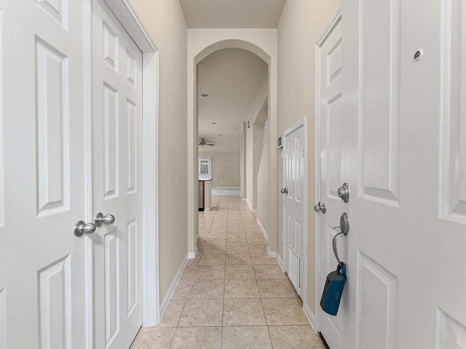 3 bed, 2.0 bath, 1948 sqft, $2,050 — Photo 4
