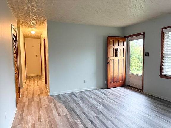 3rd image of 1980 Greenleaf Dr