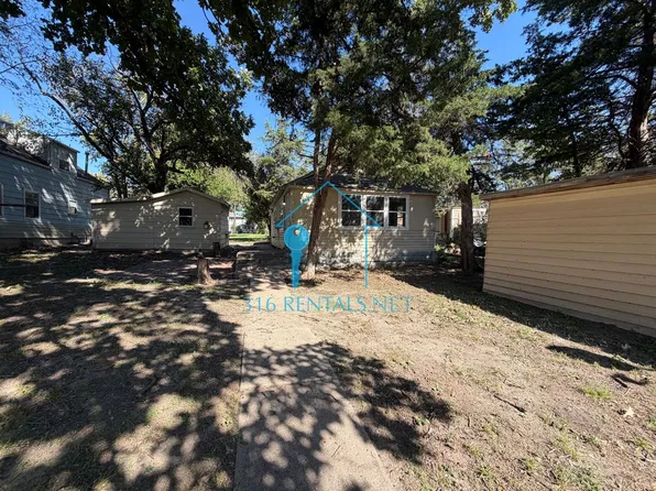 304 SE 5th St, Newton, KS 67114