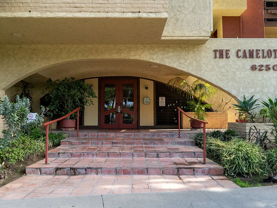 6250 Buckingham Pkwy #208