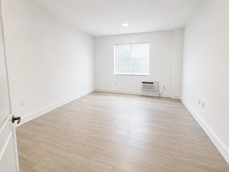 6918 Bay Dr #6 — Photo 2