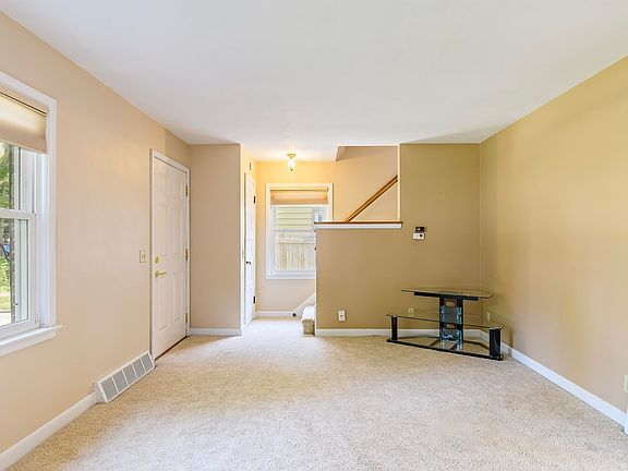4th image of 2537 Hoard St