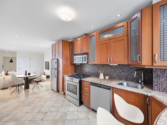 2nd image of 2848 Brighton 7th St #6RC