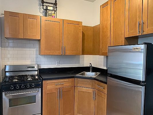 3rd image of 125 Washington Pl APT 2D