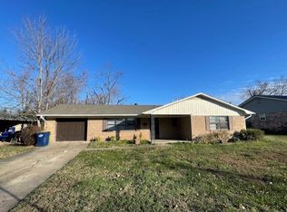 913 S 10th St, Rogers, AR 72756