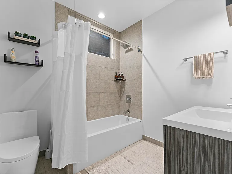 2437 W Jackson Blvd — Photo 8