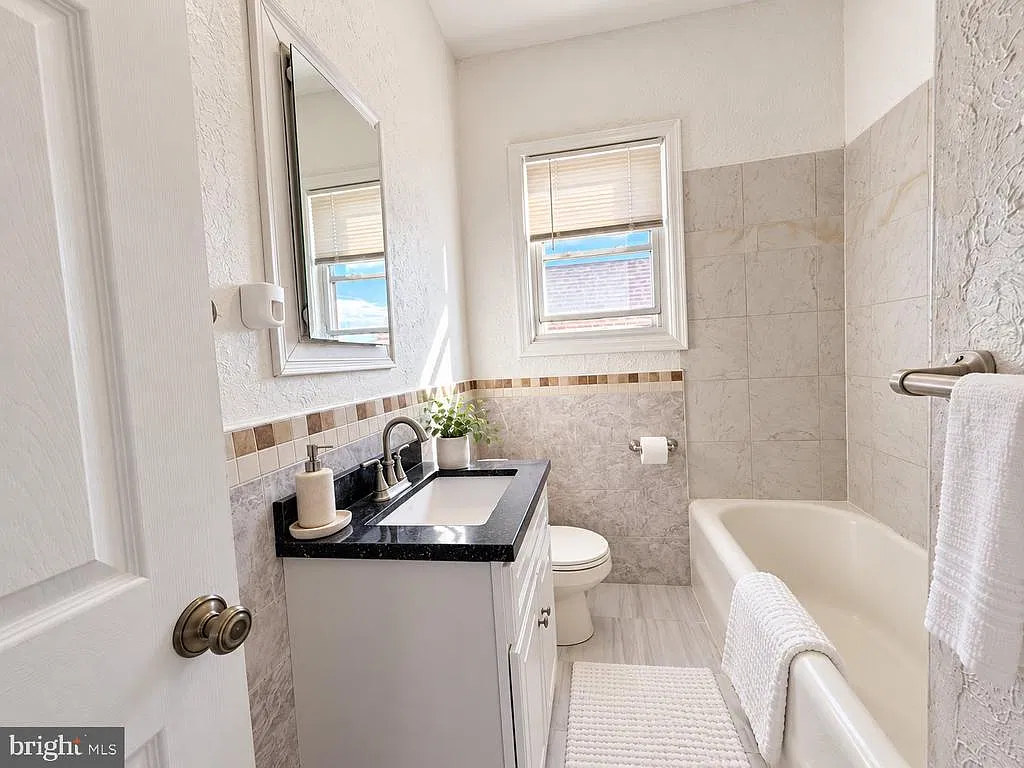 2 bed, 1.0 bath, 3333 sqft, $2,200 — Photo 4