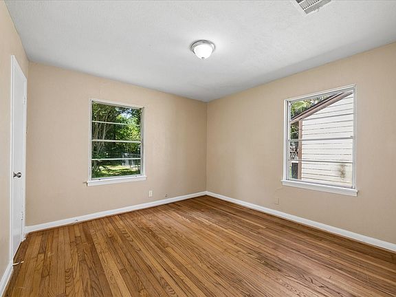5th image of 2405 Pomona Dr