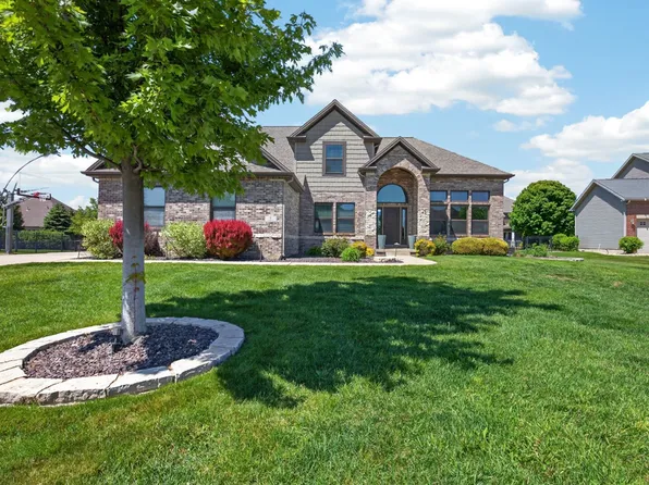 8 Flint Ct, Bloomington, IL 61704
