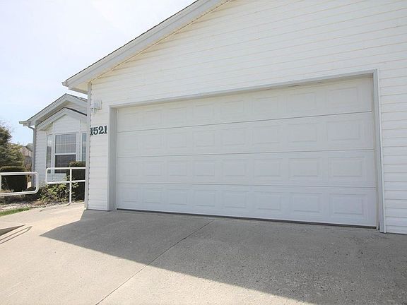 3rd image of 1521 SE Footloose Dr