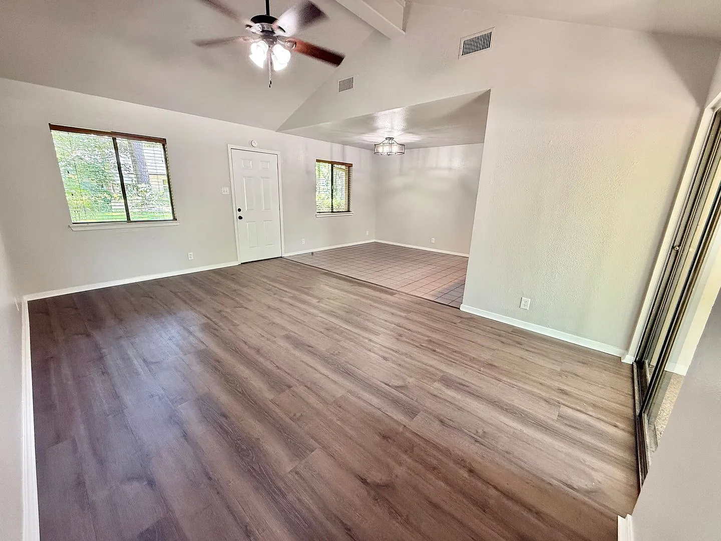 Renovated 2-bed/2-bath with all appliances! — Photo 4