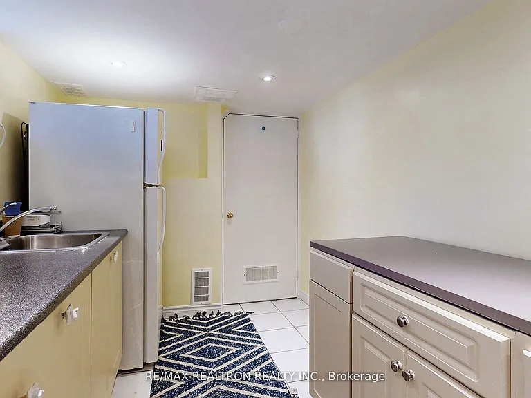 84 Santamonica Blvd #LOWER — Photo 10