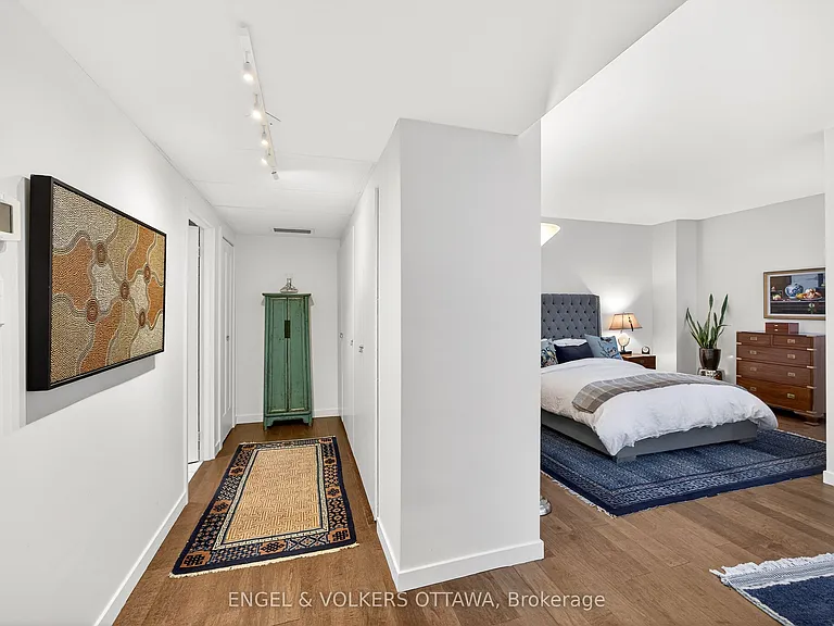 160 George St #2404 — Photo 31